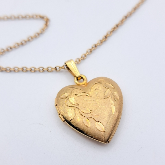 Vintage Jewelry - Vintage Etched Gold Heart Locket Pendant Necklace